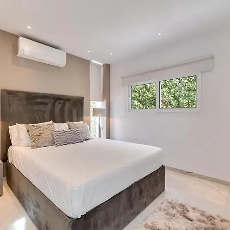 Tropical 4 Bdrm In Prime Location W Jacuzzi Apartment